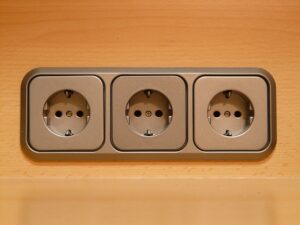 プラグ引き抜きで待機電力を削減する方法は？