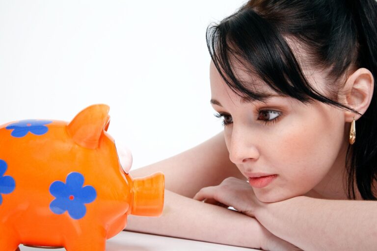 一人暮らしで貯金ができない理由とその解決策は？